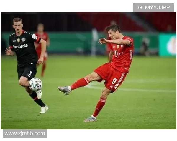 莱万与阿拉巴在FIFA赛场的精彩对决与传奇瞬间解析